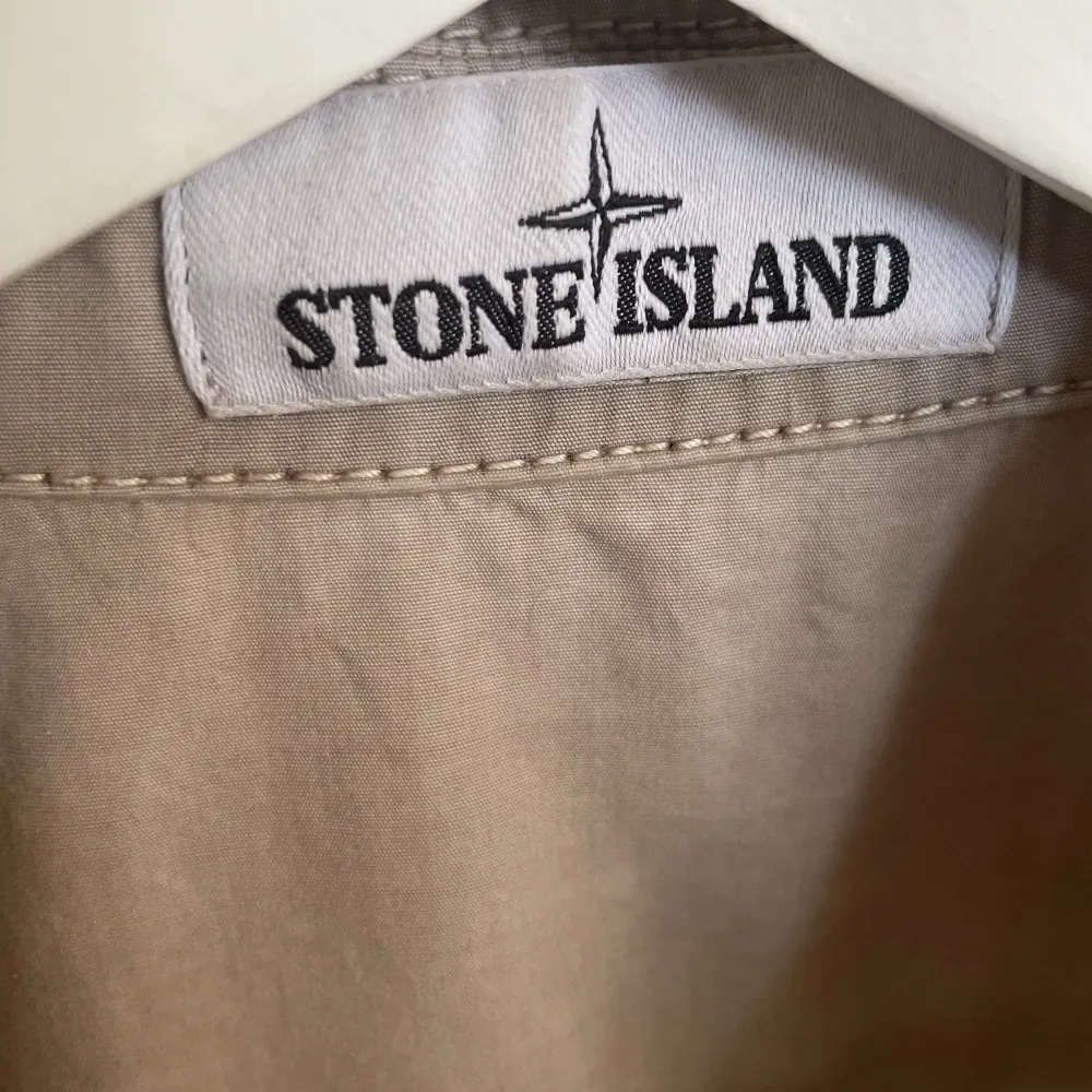 Riktigt snygg Stone Island overshirt i storlek M, tyvärr för liten för mig. Nypris ligger runt 3-4000kr. Vid intresse/mer bilder kom Dm!Skick 8/10. Skjortor.