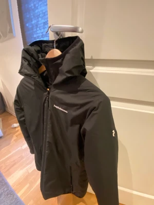 Peak performance höst jacka - Säljer denna jacka som är perfekt nu till hösten. Den är knappt använd och är i perfekt skick. Pris kan diskuteras vid snabb affär.