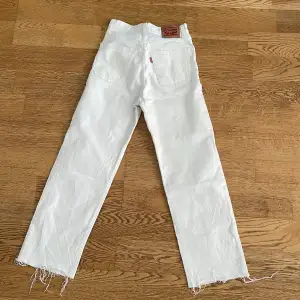 Ett par krämvita jeans från levi’s i modellen Ribcage Straight. Nyskick. Knappt använda och visar inga tecken på att de använts. Mått: W25 L27 OBS! Köpta i USA så vet inte om storleken är exakt som en 25:a från Sverige❤️Meddela om du har några frågor!