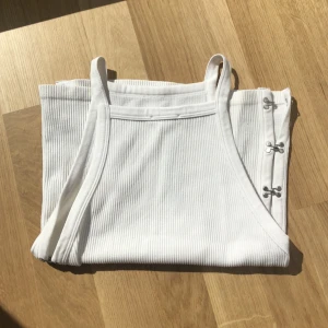 Vit topp - Helt ny vit ribbad topp från Zara med silver detaljer på sidorna.