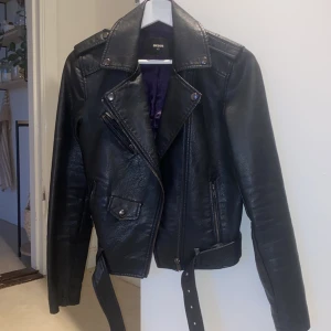 Skinnjacka BikBok - Säljer min skinnjacka då den inte används längre. Jackan är i fint skick och är sparsamt använd. Storlek xs men passar även S. 