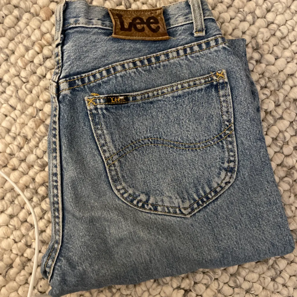 Superfina straight leg jeans från Lee. Skulle säga att de är mid waist på mig som i vanliga fall har storlek S! Säljer då de inte kommer till användning :) pris kan diskuteras!. Jeans & Byxor.