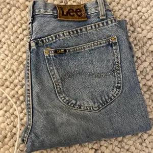 Superfina straight leg jeans från Lee. Skulle säga att de är mid waist på mig som i vanliga fall har storlek S! Säljer då de inte kommer till användning :) pris kan diskuteras!