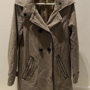 Kappa H&M - Kappa från H&M, i bra skick men saknar en knapp på ena ärmen (se bild). Storlek  38 men passar även 36. 