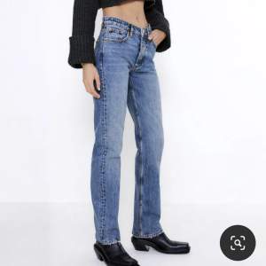 Säljer dessa slutsålda jeans från zara! De går ända ner till fötterna på mig som är 177 så de är långa! Passar runt 36 i storlek. Jeansen är low/mid waist, raka i modellen och i toppenskick! Hör av dig vid frågor! 🩷🌞🍃