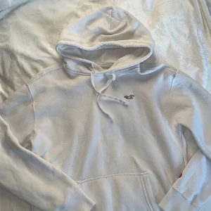 Vit hoodie  - Vit Hollister hoodie i storlek M 💕  