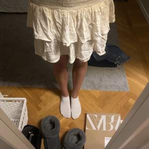 Jättesöt kjol som är perfekt nu inför sommaren. Den har tyvärr aldrig kommit till användning och därför säljer jag den💓 Pris kan diskuteras 