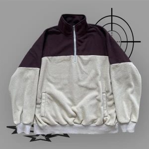 Brunbeige polotröja zip - En fin polotröja med blixtlås i fint skicka. Väldigt mysig och Oversized. Storlek S men passar som L. För fler bilder eller mått kontakta mig 🦔