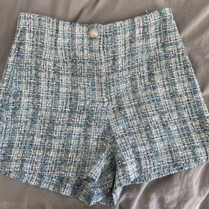 Helt oanvända zara shorts  - Säljer mina helt oanvända shorts ifrån zara, har ingenaning när dom är köpa men har inte använt dom pga att jag inte riktigt tyckte dom passade min stil💖   säljer dom för 130kr   Storlek: S men passar nog xs med