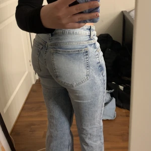 Hm low waisted jeans - Blåa low waisted jeans från hm i nyskick storlek 36🥰använd bara ett fåtal gånger då dem är för små på mig💗
