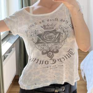 Vintage Juicy Couture tshirt från 2000-talet!❤️ Så snygg i tunt tyg, lite genomskinlig! Några hål (bild2).