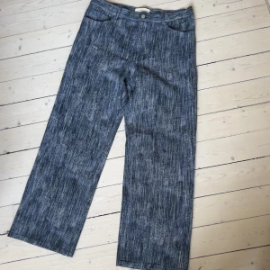 Jeanerica jeans - Innerben: 76 cm midja: 90 cm. Helt oanvända jeans från jeanerica, köpta på sampel Sale men kommer tyvärr inte till användning. Jätte snyggt tyg en blandning av olika jeanstyg som vävts ihop.