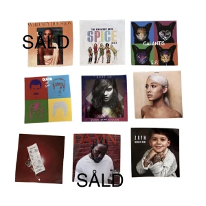 Albumposters!  - Coola posters i extremt bra skick/upplösning:  Storlek: 12,8cm • 12,8cm🤩 Styckpris 10kr + 17kr frakt! Spice girls, Queen, galantis etc!😍se min sida för fler posters, ingår en extra vid köp av minst 2! se andra annonser! ARIANA SÅLD