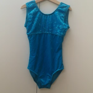 Gymnastikdräkt  - En tävlingsdräkt som är i bra skick med fina glittriga detaljer. Passar en tjej som är 10-12år eller har storleken 140-150. 