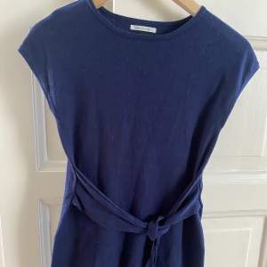 Marinblå klänning från zara som går att knyta med banden där fram❣️ bra skick och mjukt material🩷