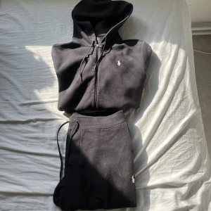 Ralph lauren sett - Ralph Lauren sett i svart. Byxorna är storlek L och tröjan är storlek L.
