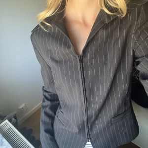 Vintage jacka med krage - Randig jacka med krage köpt vintage, jättebra skick. Lika tjock/tunn som en kavaj ungefär