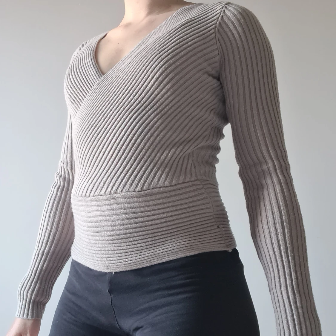 Beige ribbad omlott tröja