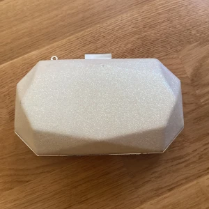 Clutchväska - En liten vit, glittrig clutchväska💓