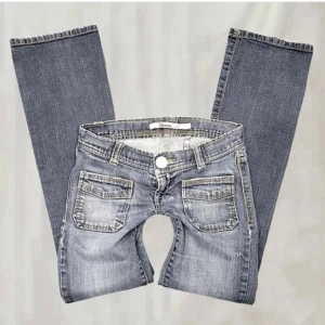 Jeans - Supersnygga jeans som tyvärr är för stora på mig. Skulle säga att det motsvarar runt w25 l31, dock är jeansen i väldigt stretchiga material så passar även några storlekar uppåt i midjan💓 tveka inte att höra av dig om du har frågor