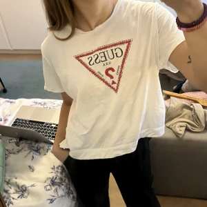 Tröja  - Köparen står för frakten, annars möts upp i Stockholm 💗storlek L men har vanligtvis ca S och funkar ändå 👌