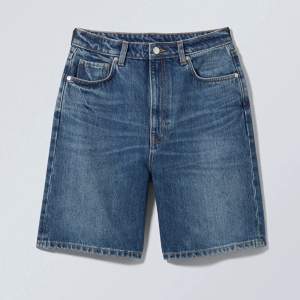 Weekday dandy denim shorts i storlek 24🫶🏻 tyvärr för små för mig så knappt använda och u superbra skick! Nypris 450kr