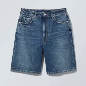 Weekday dandy denim shorts i storlek 24🫶🏻 tyvärr för små för mig så knappt använda och u superbra skick! Nypris 450kr