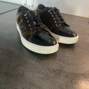 Lanvin skor - Hej: säljer nu ett par lanvin skor som är perfekta för sommaren, som  knappt är använda och snygg färg Storlek uk5 de vill säga 41-42. Pris kan diskuteras 