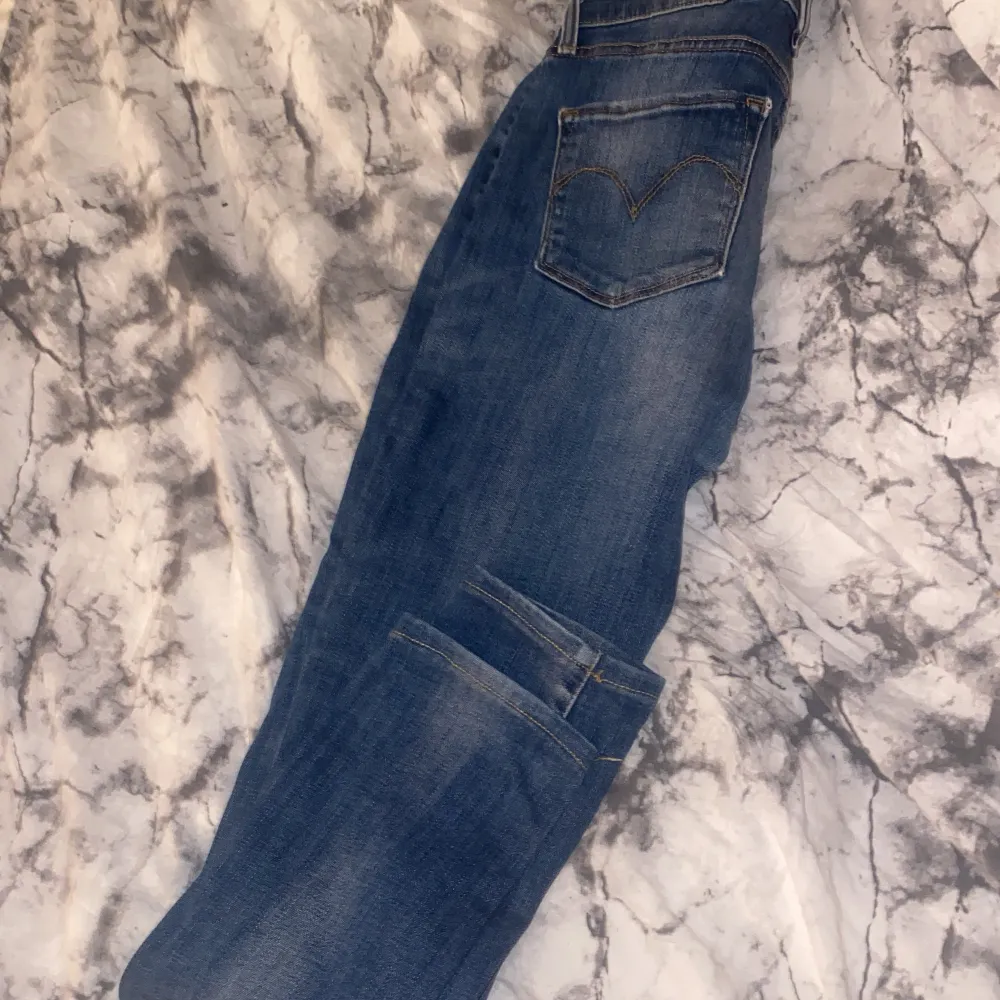 Ett par jätte fina byxor som inte kommer till användning som sitter jätte fint på Märke levis . Jeans & Byxor.