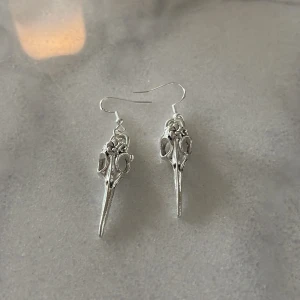 Örhängen - Köp gärna dessa örhängena i silver, de är ganska stora men jättefina passs på! Finns på min Plick för endast 80kr