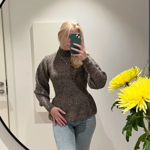 Stickad tröja - Stickad tröja som är insvängd i midjan och smalare ärmar längst ner. Supersnygg på! Använd några få gånger🤍