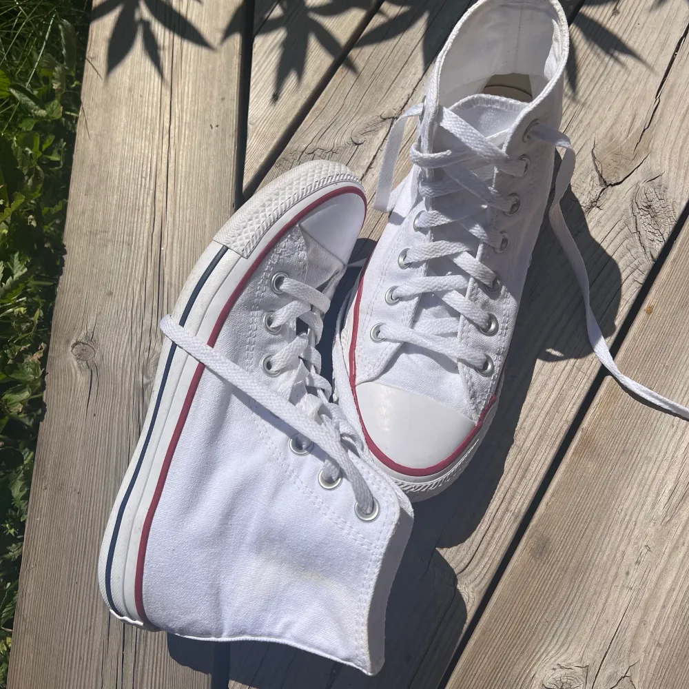 Säljer nu mina super fina vita höga Converse. De är mycket fint använda och helt vita, köpta för halvår sedan. Inprincip som nya. Perfekta till sommaren😍😍 orginalpris runt 800kr, mitt pris 300🥰. Skor.
