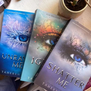 Shatter me bokserie - Första, andra och tredje boken i serien. Shatter me är läst en gång, men de andra två är olästa. 50kr st eller all för 120.