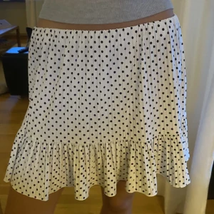 Prickig vit kjol - Super gullig prickig vit kjol från zara i Xs, med resår i midjan väldigt stretchig. 🩷inga defekter! 