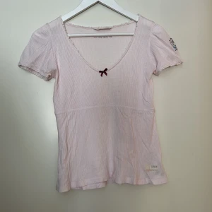 Kortärmad Odd Molly topp - Söt ljusrosa kortärmad klassisk Odd Molly topp.