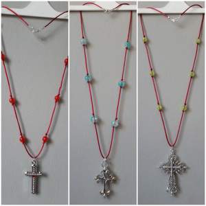 Egendesignade halsband med fina olika hängen 75 kr styck och fri frakt 😉 !