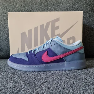 Nike SB Dunk low 'Run The Jewels' - Nike SB Dunk low 'Run The Jewels' Storlek 43 Köpta på Junkyard, kan visa kvitto Oprövade