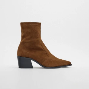 Boots från zara - As snygga boots från zara💕fel storlek därav säljer jag, stl 40, aldrig använda med lapparna kvar