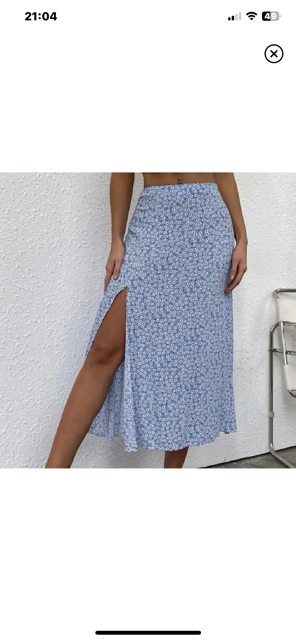 Säljer en lång kjol som är ifrån Shein❤️ (inte riktigt samma motiv som den första bilden som är lånad men kjolen ser ut sådär i modellen)❤️ använd ett fåtal gånger, köptes för ca 100kr men jag säljer den för 50kr☺️. Kjolar.