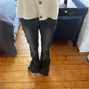 As coola jeans med slits. De är lite för stora på mig så passformen är inte den bästa. Men utöver det är de skit balla! 😍 färgen är typ grå/blå