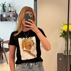 T-shirt med tryck - T-shirt med snyggt tryck, endast använd ett fåtal gånger. Storlek XXS men passar på mig i storlek S. Superfint skick!🤍
