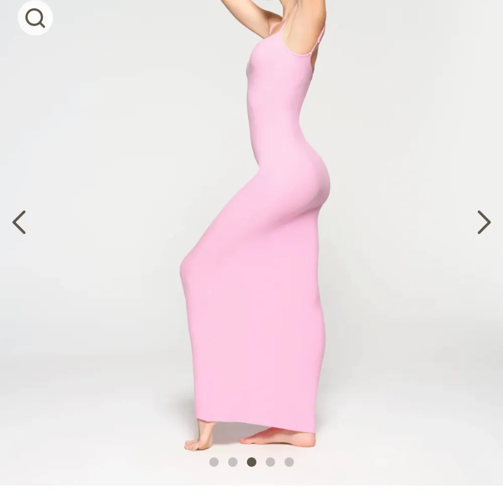 Säljer min helt oanvända skims klänning i storlek S  Slutsåld på hemsidan   . Klänningar.