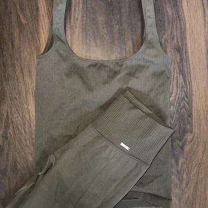 Oliv Grönt tränings sett från Aimn - Jätte fint sett ifrån aimn