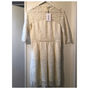 Ganni klänning - Spetsklänning från Ganni, perfekt för sommarens festliga fester! Nypris 1899kr, aldrig använd 