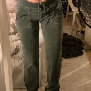 Juicy byxor  - Säljer mina mörk gröna juicy byxor då dem inte kommer till användning. Inprincipt oanvända. Storlek xxs. Bara att skicka om ni är intresserade eller vill ha fler bilder💗 900kr+frakt