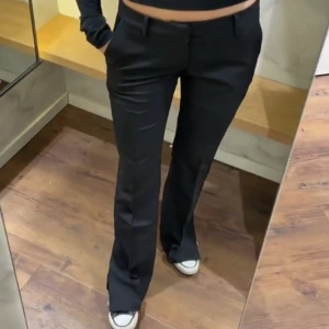 Lågmidjade byxor - 💥Inte mina bilder💥  Kostymbyxor från Bikbok. Formar kroppen så fint o passar till allt. Säljer väldigt billigt! Har sytt igen slitsarna där nere men kan sprätta upp utan att lämna defekter om så önskas! Nypris runt 4-500 om jag minns rätt. 