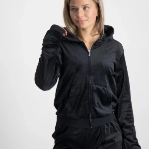 Juicy tröja - Säljer denna super fina juicy tröjan i färgen svart och storlek 14-15/xs