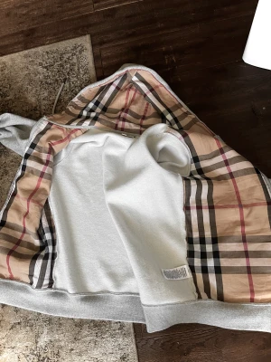 Burberry hoodie - Burberry hoodie fint skick tags och påse finns