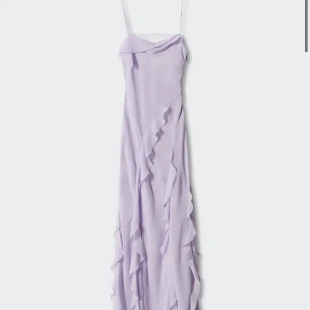 En jättefin ljuslila klänning som är perfekt till sommaren eller bal osv. Den har aldrig använts och är från mango och nu priset på den är 1 199. Klänningar.