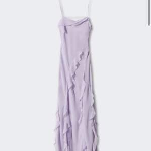 En jättefin ljuslila klänning som är perfekt till sommaren eller bal osv. Den har aldrig använts och är från mango och nu priset på den är 1 199